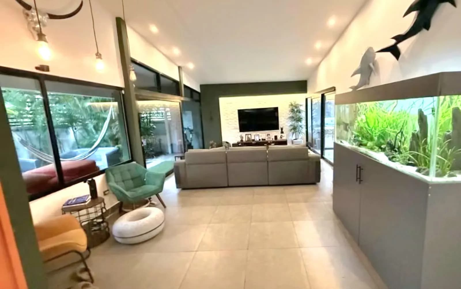 EN VENTA | CASA COMPLETAMENTE REMODELADA Y AMOBLADA EN EL CENTRO DE LA CIUDAD — foto 1