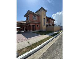 CASA DE ESQUINA EN COSTA SUR