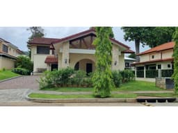 SE VENDE CASA EN PH SENDEROS - CAMINO DE CRUCES - CLAYTON