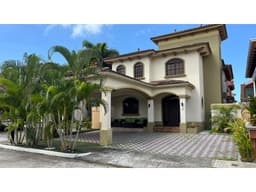Venta de casa de 2 niveles en El Doral, Costa Sur
