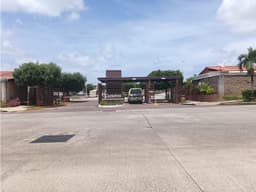 Venta de casa semiamoblada en Arboledas-Los Castaños-JB