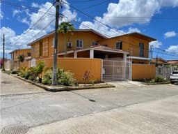 Casa de dos pisos en alquiler en Quintas de Nuevo Arraiján (AR)