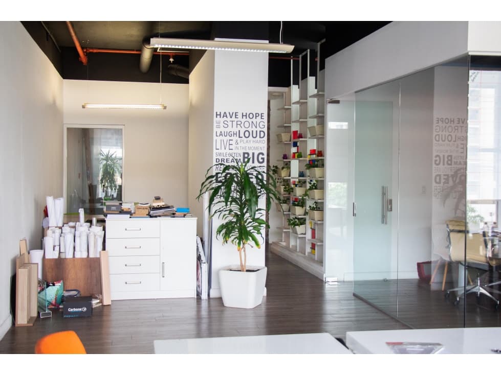 VENTA DE OFICINA EN VICTORIA HILLS, 12 OCTUBRE — foto 1