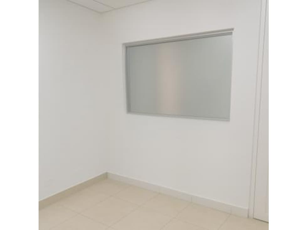 ALQUILER DE OFICINA EN BELLA VISTA — foto 2