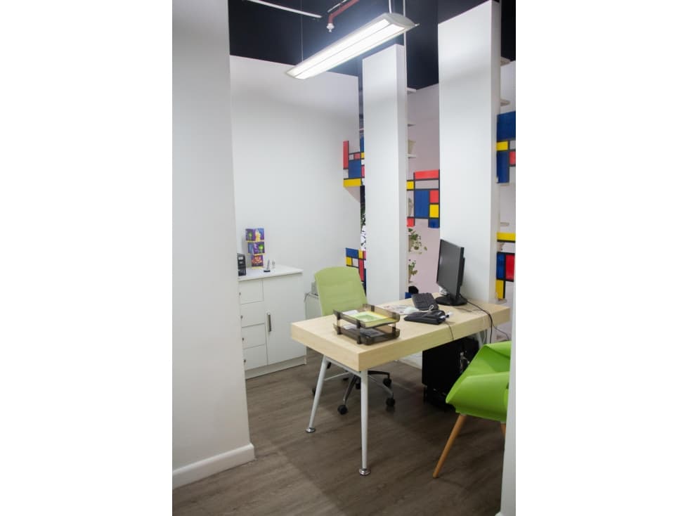 VENTA DE OFICINA EN VICTORIA HILLS, 12 OCTUBRE — foto 3