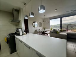 Apartamento con Vista a las Montañas en PH Madeira, Panamá Pacífico