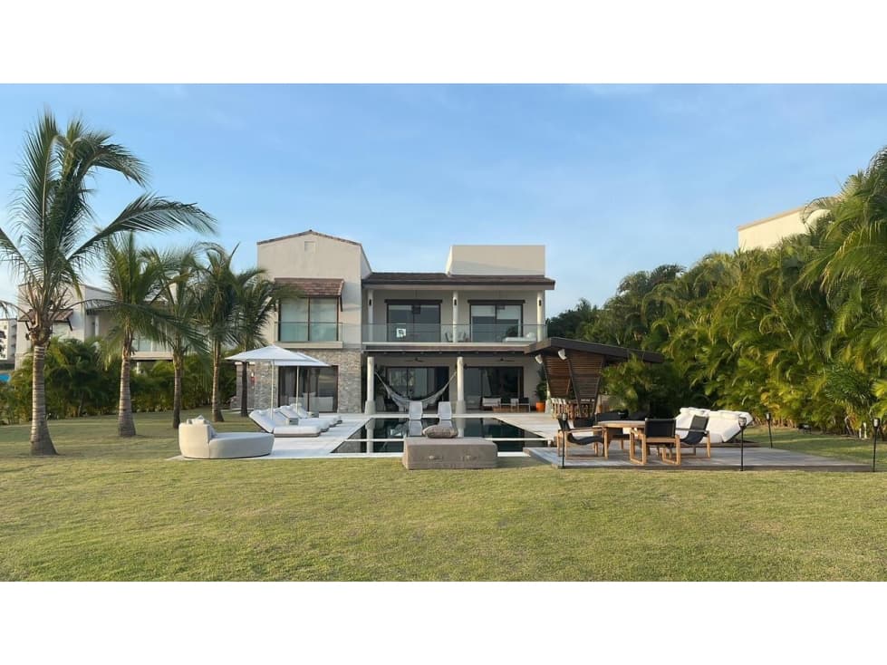 VENTA DE CASA FRENTE AL MAR EN CASAMAR — foto 1