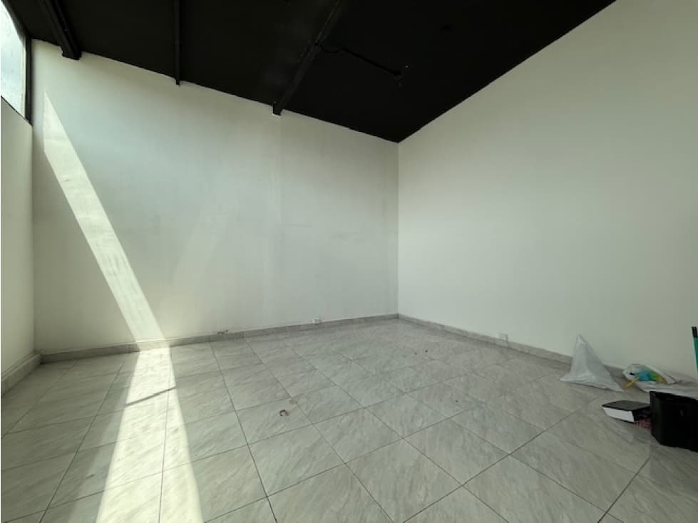 LOCAL COMERCIAL VIA PRINCIPAL — foto 1