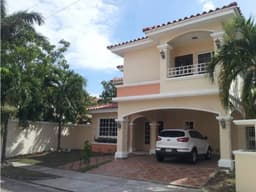 Se Vende Casa Alquilada con Piscina en Villa Valencia, Costa Sur