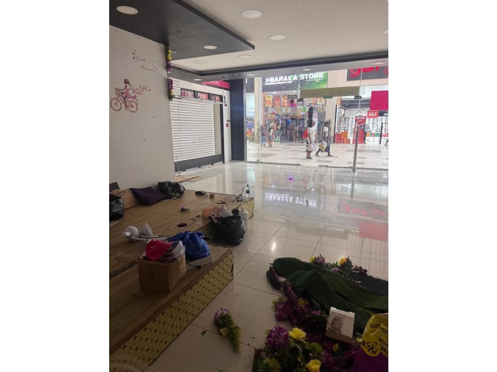 SE VENDEN LOCALES EN MEGAMALL — foto 4