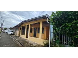 Se vende propiedad con 2 casas independientes // san miguelito YD