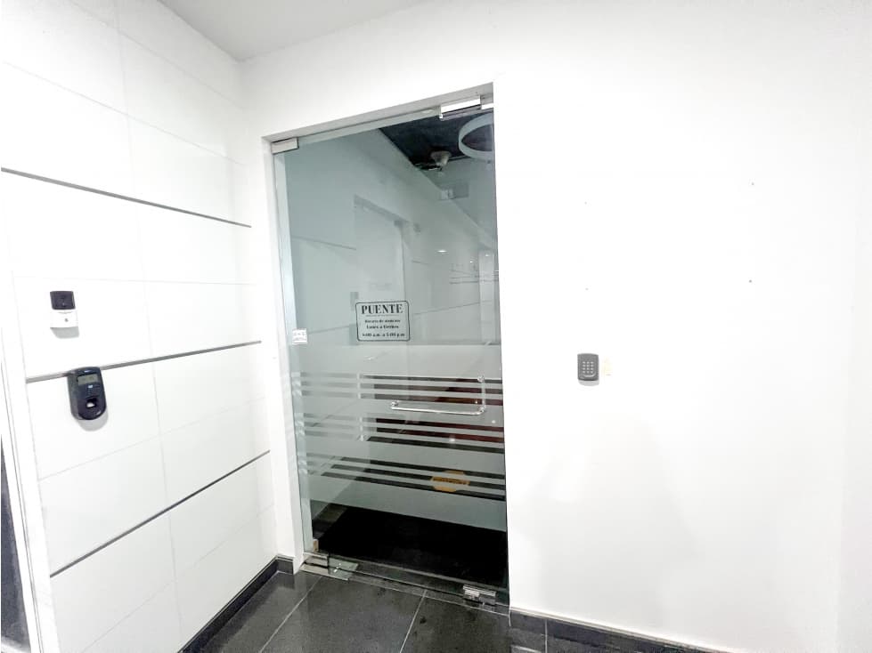 VENTA / ALQUILER Oficina amoblada en Torre Oceania — foto 1