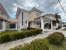 Royal Country, Casa en Alquiler en Altos de Panamá (DD540)