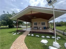 Venta de Casa con Piscina y Área Social en Playa Gorgona