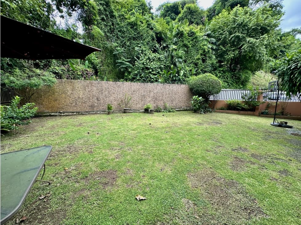 Se vende casa con patio en Condado del Rey — foto 2