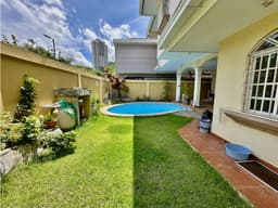 Se vende casa en Altos de Panama con piscina y patio