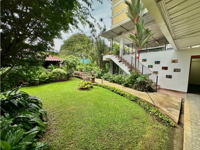Se vende casa en El Carmen, con local incluido