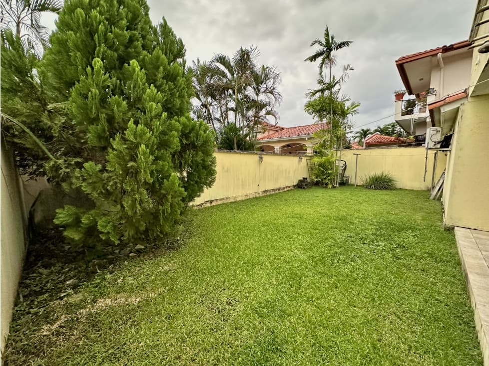 Se vende casa con patio en Altos de Panama — foto 1