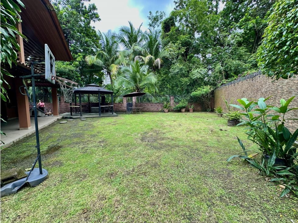 Se vende casa con patio en Condado del Rey — foto 1
