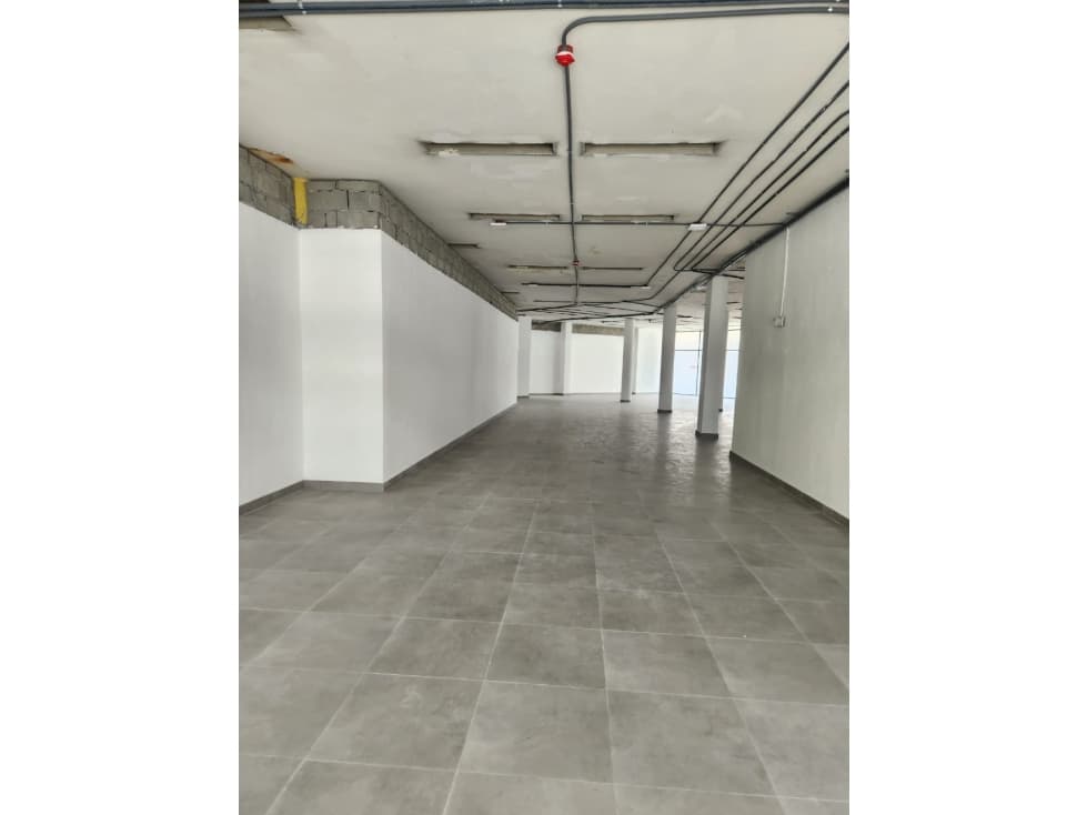 Local comercial de 335 m² en La Cresta Plaza moderna — foto 1