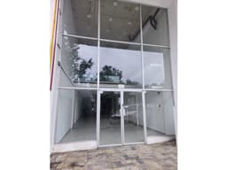Alquilo, 3 locales comerciales 220 m2 Cerca iglesia del Carmen