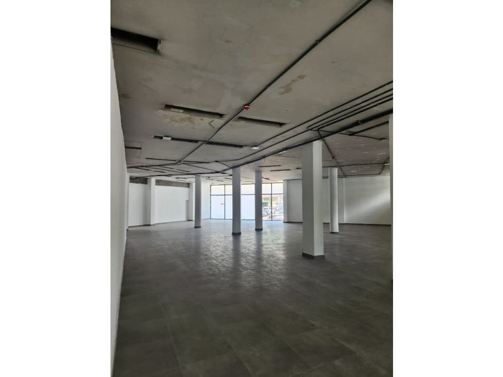 Local comercial de 335 m² en La Cresta Plaza moderna — foto 2