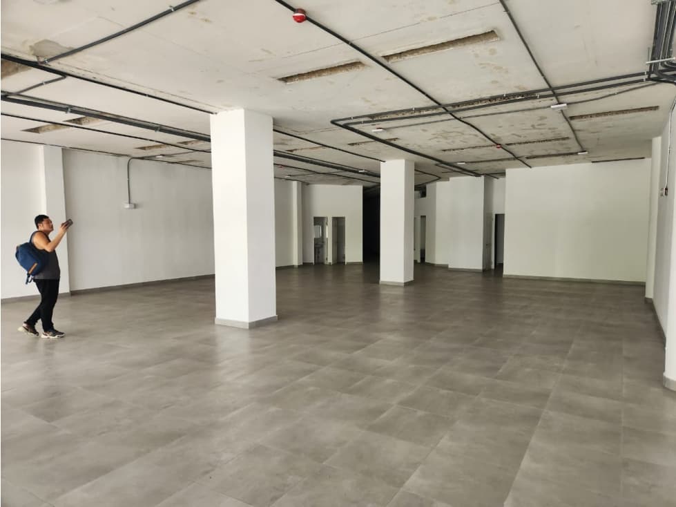 Local de 367 m² en alquiler en La Cresta plaza comercial — foto 4