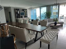 Apartamento full amoblado con vista al mar Av Balboa.