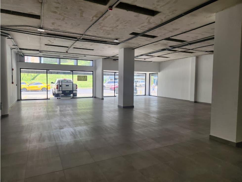 Local de 367 m² en alquiler en La Cresta plaza comercial — foto 1