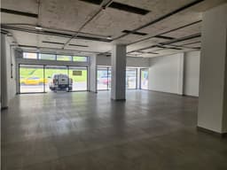 Local de 367 m² en alquiler en La Cresta plaza comercial