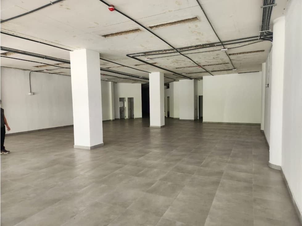 Local de 367 m² en alquiler en La Cresta plaza comercial — foto 2