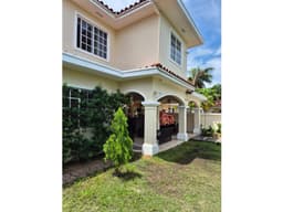 VENTA DE LUJOSA CASA EN COSTA SUR - SG