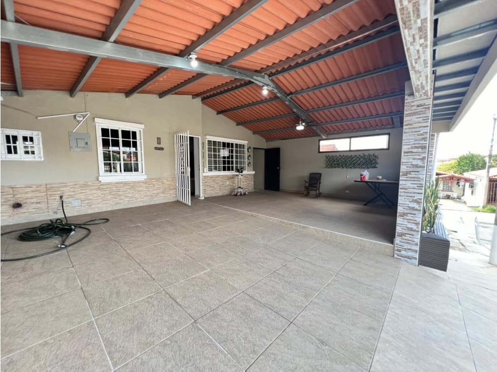 VENTA DE CASA EN ARRAIJAN, LAGO EMPERADOR — foto 2
