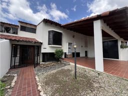 Venta de casa con Piscina en Betania, Dos Mares