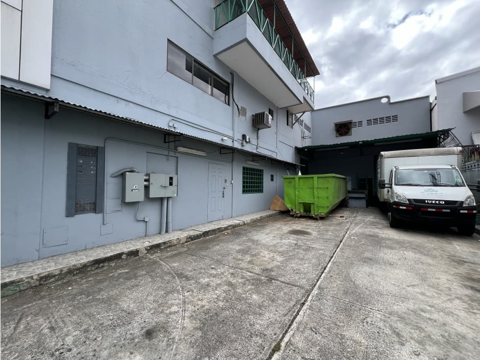 Venta de edificio con bodega en Costa del Este — foto 1