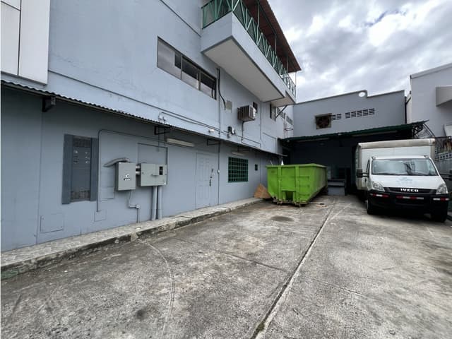Venta de edificio con bodega en Costa del Este