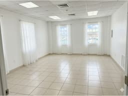 Se Alquila local comercial en amador (AP)