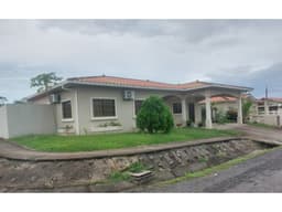 SE VENDE CASA EN PENONOMÉ CON PISCINA EN PASEO DEL RIO
