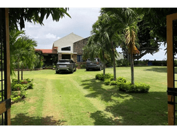 VENTA DE CASA DE PLAYA EN COSTA ESMERALDA, SAN CARLOS, PANAMÁ