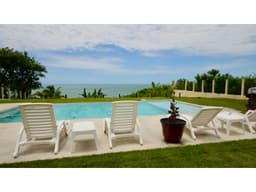 Venta de Casa Amoblada Frente al Mar en Costa Esmeralda