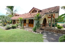 Venta de Casa Amoblada Frente al Mar en Costa Esmeralda
