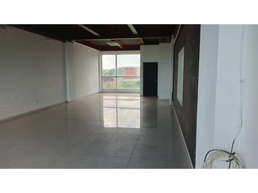 LOCAL / PLAZA VERSALLES / 75M2 / VIA PRINCIPAL / PISO MEDIO / VACIO — foto 1