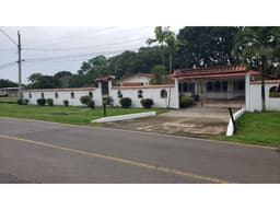 COCLE / 1472 M / 3 HABITACIONES / 2 BAÑOS / RIO CERCA / TERRAZA