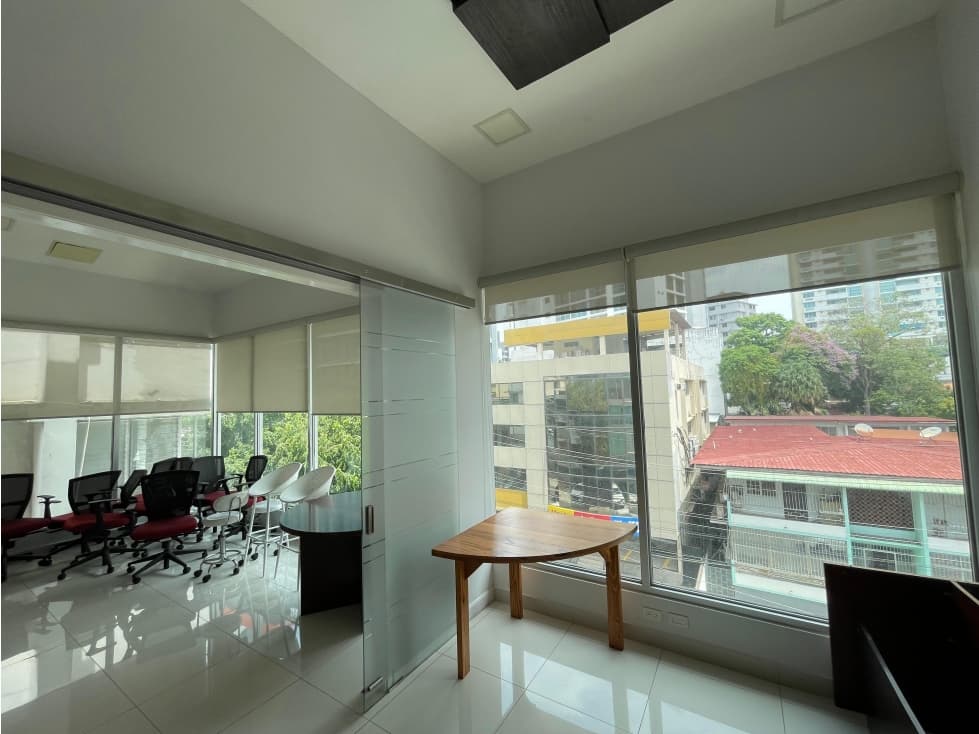 OFICINA / EL CANGREJO / PH NEO PLAZA / 75 M2 / 2 DIVISIONES / BALCON — foto 4