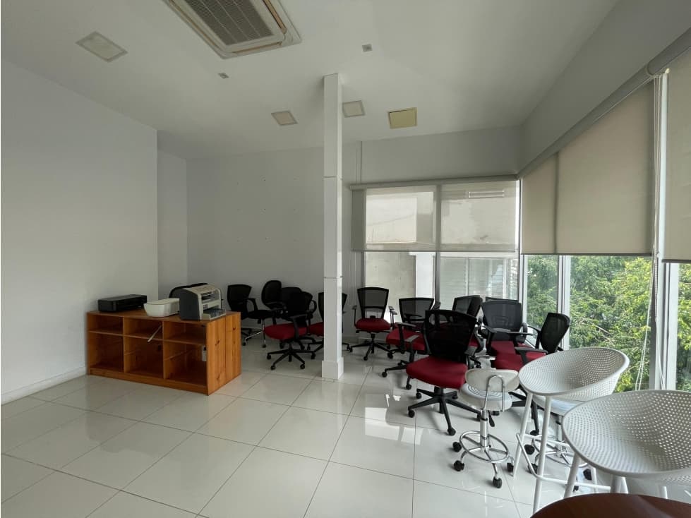 OFICINA / EL CANGREJO / PH NEO PLAZA / 75 M2 / 2 DIVISIONES / BALCON — foto 2