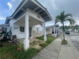 SE VENDE CASA EN PLAYA DORADA PH LAS OLAS DE 3 HABITACION CON TERRAZA