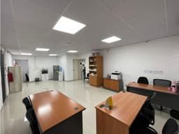 OFICINA / CHORRERA / 1800 M2 / 3 BAÑOS / 3 DIVICIONES / DEPOSITO