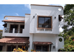 SE VENDE CASA EN SANTA CLARA DE 8 HABITACIONES CON BOHIO Y PISCINA
