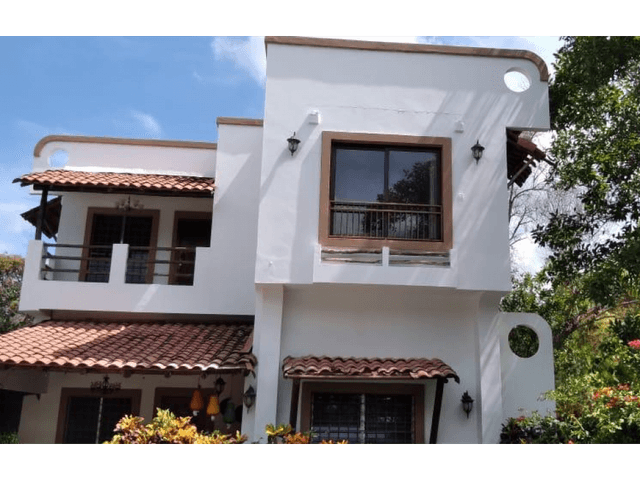SE VENDE CASA EN SANTA CLARA DE 8 HABITACIONES CON BOHIO Y PISCINA