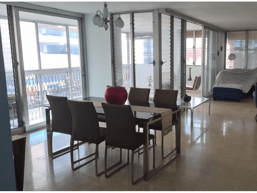 SE VENDE APARTAMENTO EN OBARRIO EDIFICIO EDEN ROC CON 2 BALCONES — foto 2